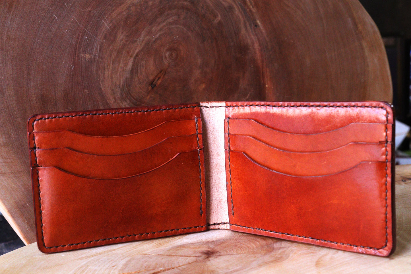 Porte-cartes en veg-tan ciselé à la main.
