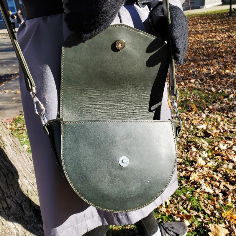 Sacoche en cuir vert foncé