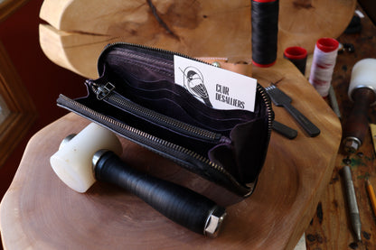 Porte feuille long ciselé noir et mauve